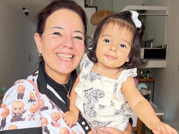 Dra. Sandra Barcellos com uma paciente durante a consulta