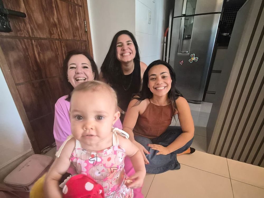 Bebê e família após o atendimento domiciliar